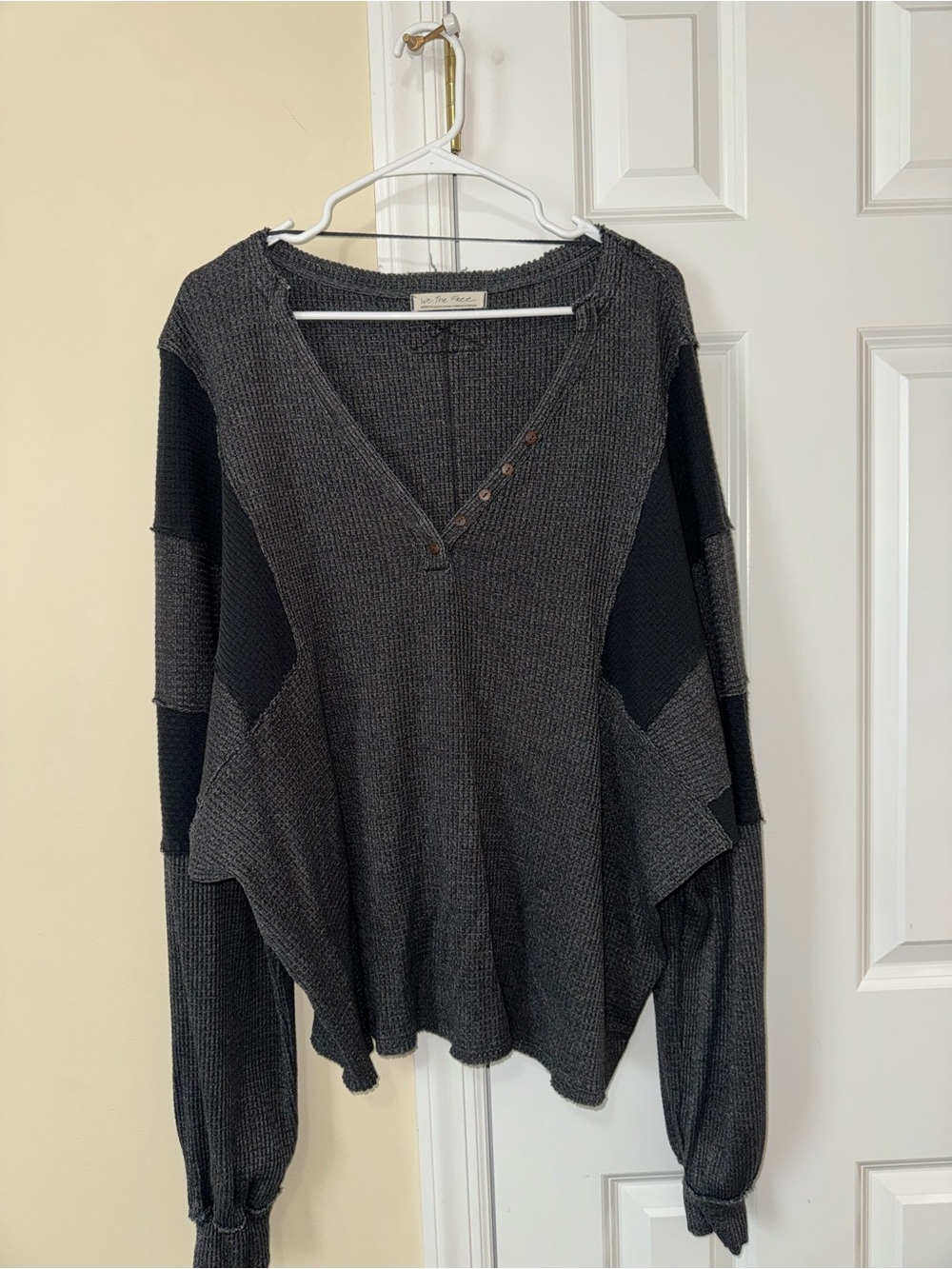 Free People - We The Free Waffle Knit V-Neck Pullover Top - Charcoal/Black
